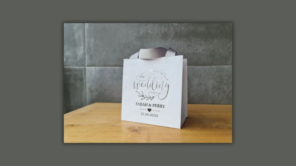Desain paper bag pernikahan yang unik: paper bag putih dan silver yang mewah