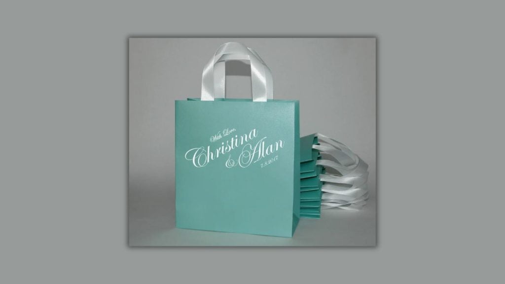 Desain paper bag pernikahan yang unik: paper bag cyan dan putih