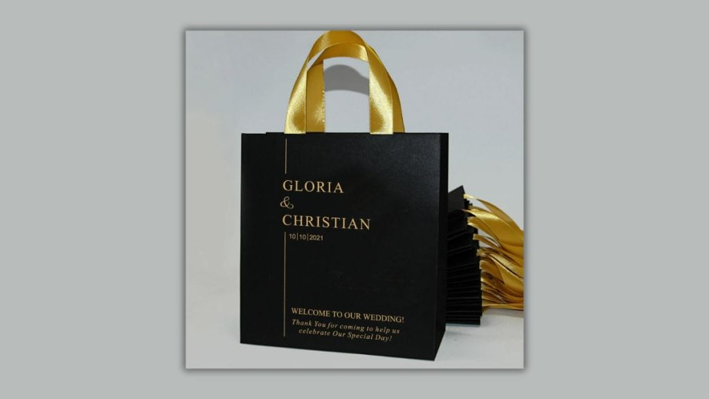 Desain paper bag pernikahan yang unik: paper bag hitam dengan aksen emas
