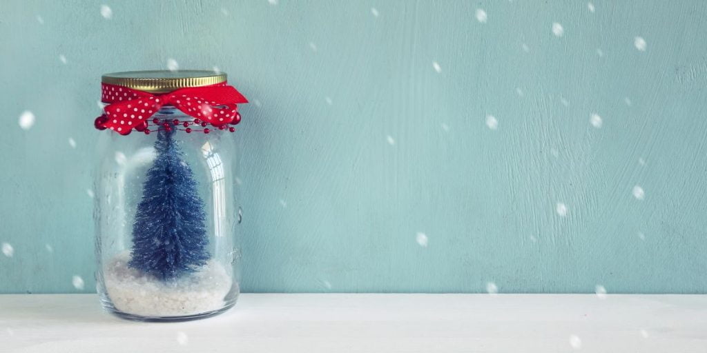 Ide acara natal: membuat snow globes dari mason jar
