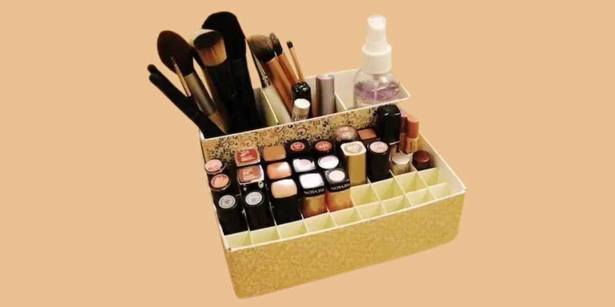 Kreasi cerdas memanfaatkan kardus bekas menjadi tempat makeup yang praktis dan fungsional. Lihat cara membuat tempat make up dari kardus disini